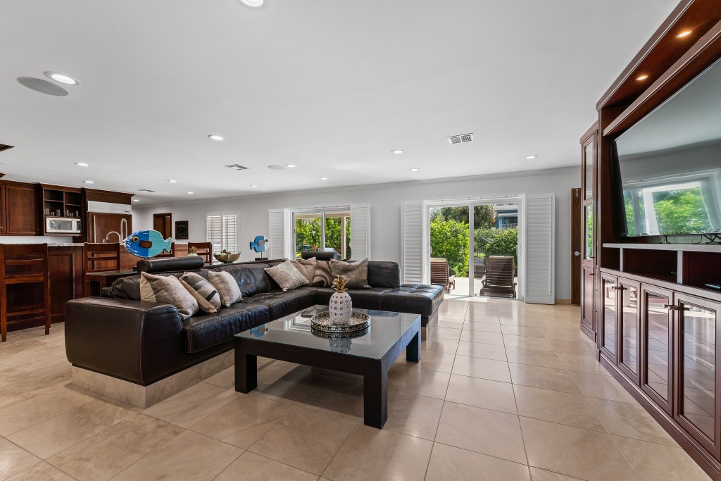 Gourmet kitchen — island with gas cooktop, open to living areas
